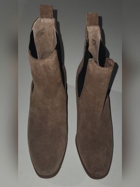 Steve Madden Tan Chelsea Ankle Boots Size 7.5